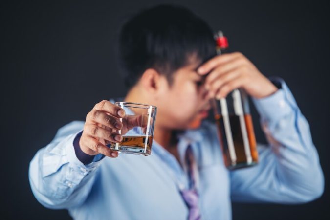 Apakah Sering Minum Alkohol Bisa Sebabkan Kebutaan?