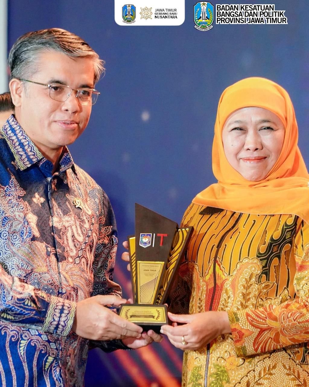 PEMPROV JATIM RAIH PENGHARGAAN PENYERAPAN TENAGA KERJA DENGAN FISKAL TINGGI DARI MENDAGRI, GUBERNUR KHOFIFAH: LAPANGAN KERJA TERBUKA DAN TPT TURUN SIGNIFIKAN