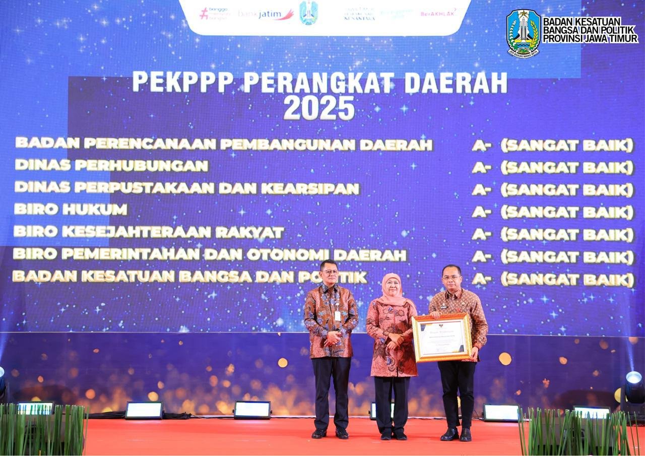 Gubernur Khofifah Serahkan Penghargaan Layanan Publik dan Kinerja 2025. Tetap Dorong Tingkatkan Tatakelola Pemerintahan yang Bersih dan Melayani