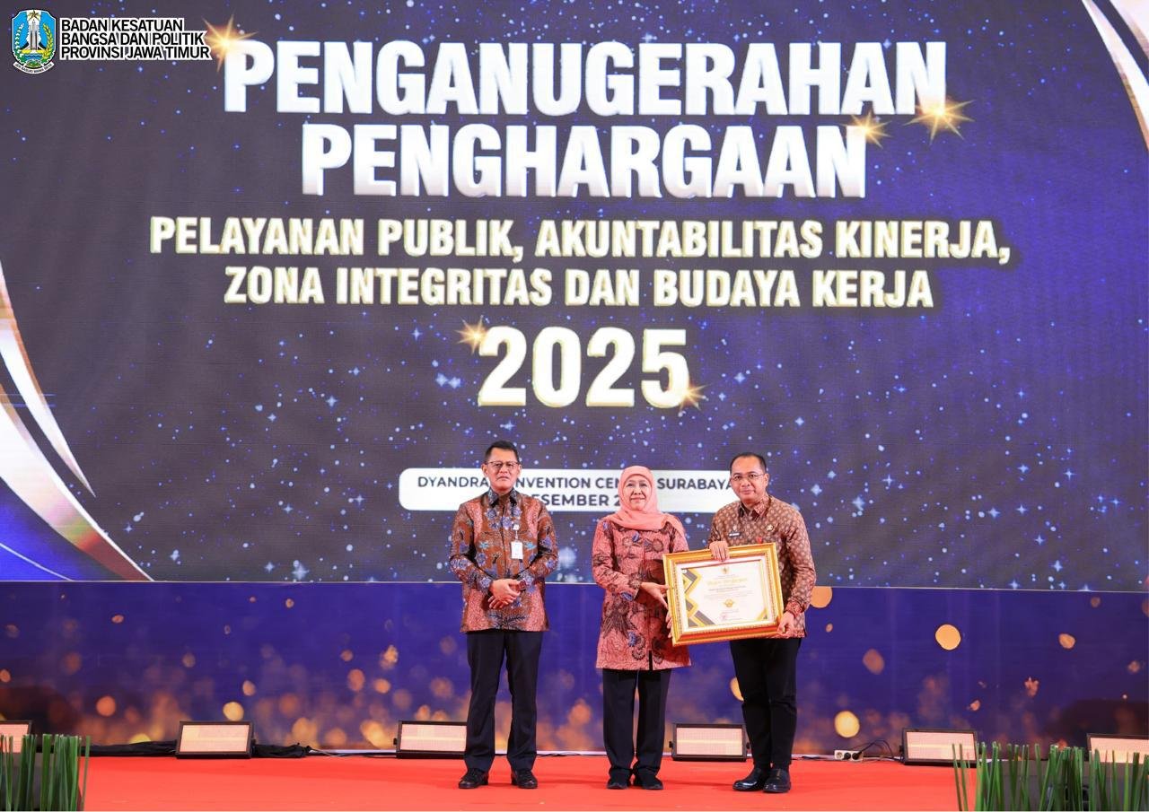 Gubernur Khofifah Serahkan Penghargaan Layanan Publik dan Kinerja 2025. Tetap Dorong Tingkatkan Tatakelola Pemerintahan yang Bersih dan Melayani