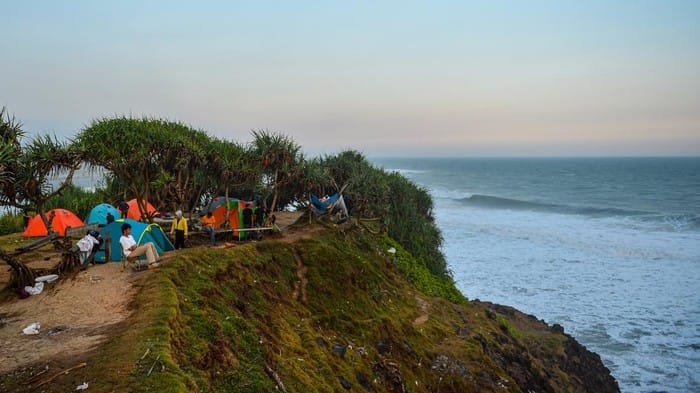 Puncak Guha Garut, Wisata Tebing Karang dengan Panorama Laut Lepas yang Masih Alami