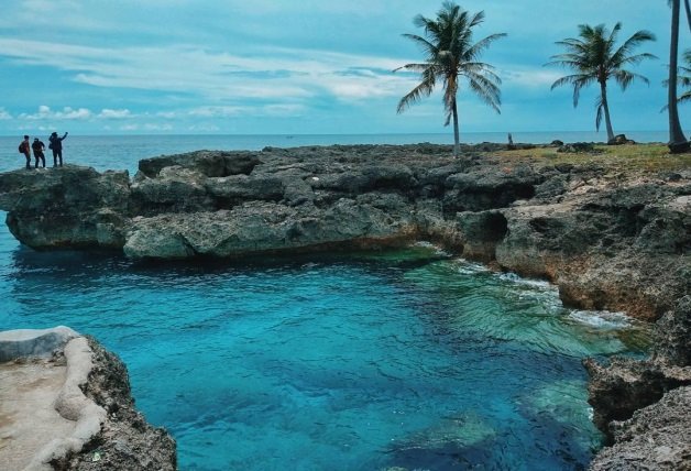 Pantai Ujong Kareung di Aceh Barat menawarkan panorama laut indah, sunset memukau, spot snorkeling, hingga wisata sejarah tsunami dengan tiket terjangkau.