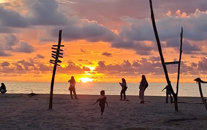 Pantai Ujung Serangga Aceh Barat Daya, Destinasi Gratis dengan Panorama Senja yang Menenangkan