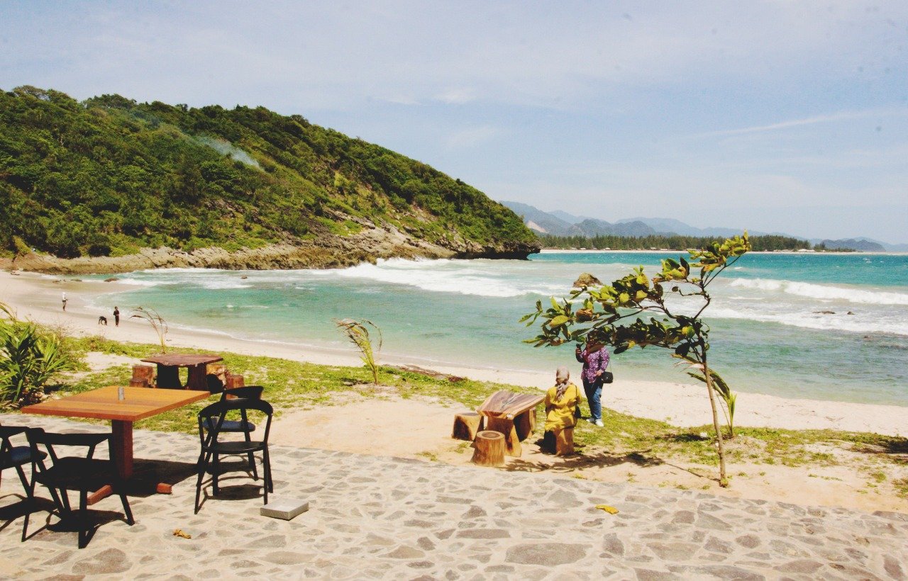 Pantai Momong Aceh Besar, Surga Tersembunyi di Balik Bukit dengan Sensasi Kuliner di Atas Laut