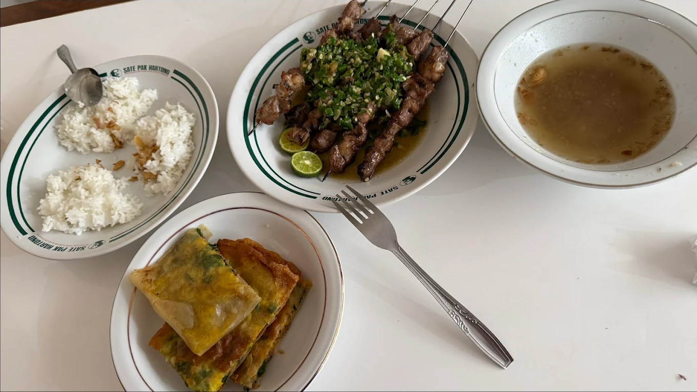 Sate Pak Hartono Bandung, Sensasi Sate Ala Klathak dengan Daging Sapi dan Sambal Cabe Ijo