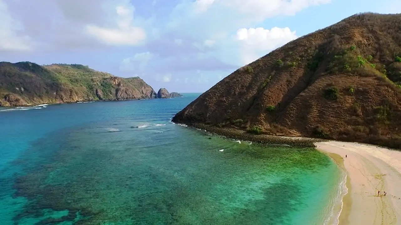 Pantai Mawun Lombok, Destinasi Wisata Eksotis dengan Panorama Teluk yang Memikat