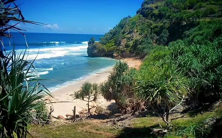Pantai Puyangan Wonogiri, Pantai Pasir Putih yang Masih Alami dengan Panorama Tebing Eksotis