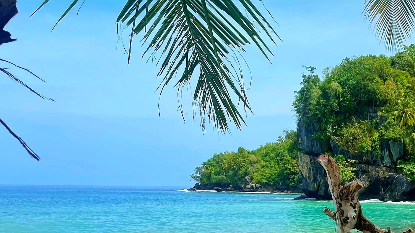 Pantai Batee Puteh Aceh Selatan - Pesona Batu Putih, Kolam Alami, dan Tradisi Pesisir