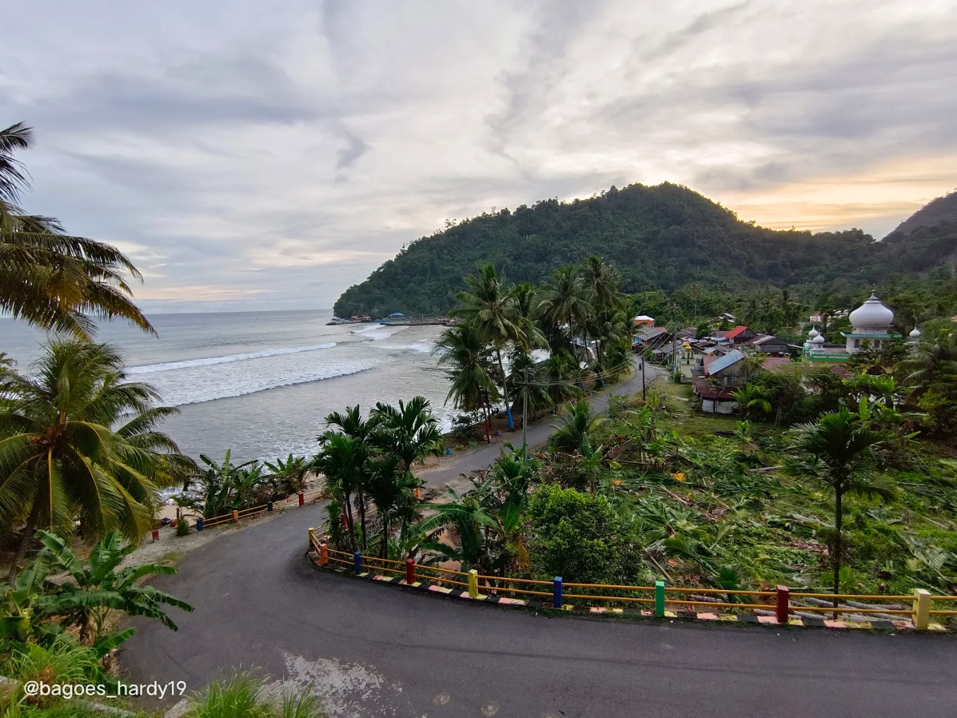 Pantai Lhok Rukam Aceh Selatan, Destinasi Wisata Bahari dengan Panorama Alami dan Sunset Memukau